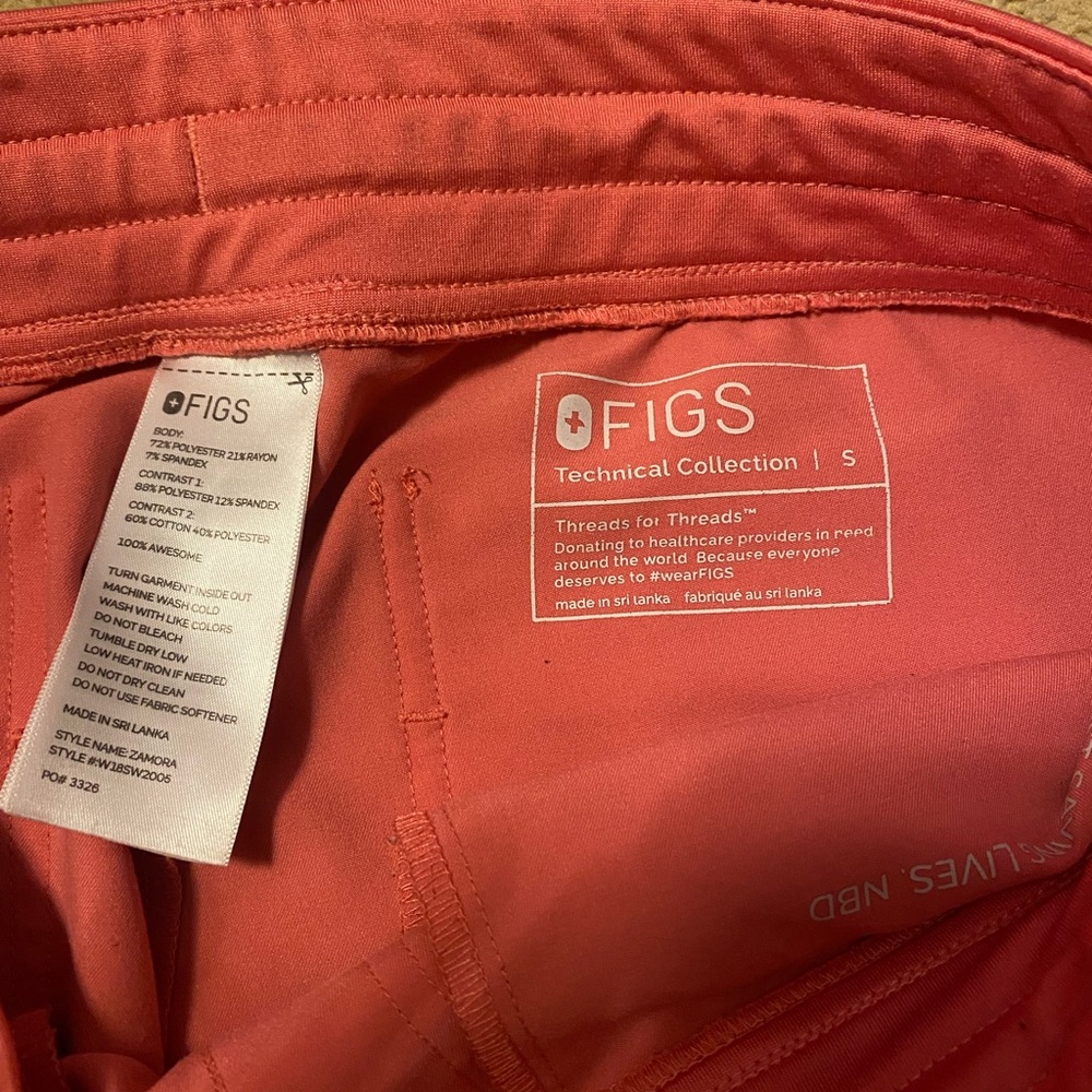 Figs Coral Scrub Top - Picture 5 of 6